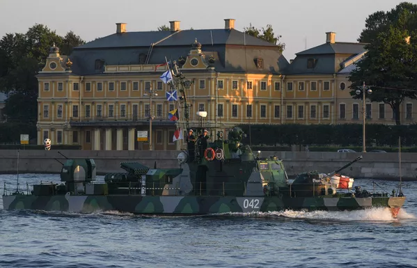 Артиллерийский катер на репетиции парада в честь Дня Военно-морского флота в акватории Невы в Санкт-Петербурге Артиллерийский катер на репетиции парада в честь Дня Военно-морского флота в акватории Невы в Санкт-Петербурге - Sputnik Южная Осетия