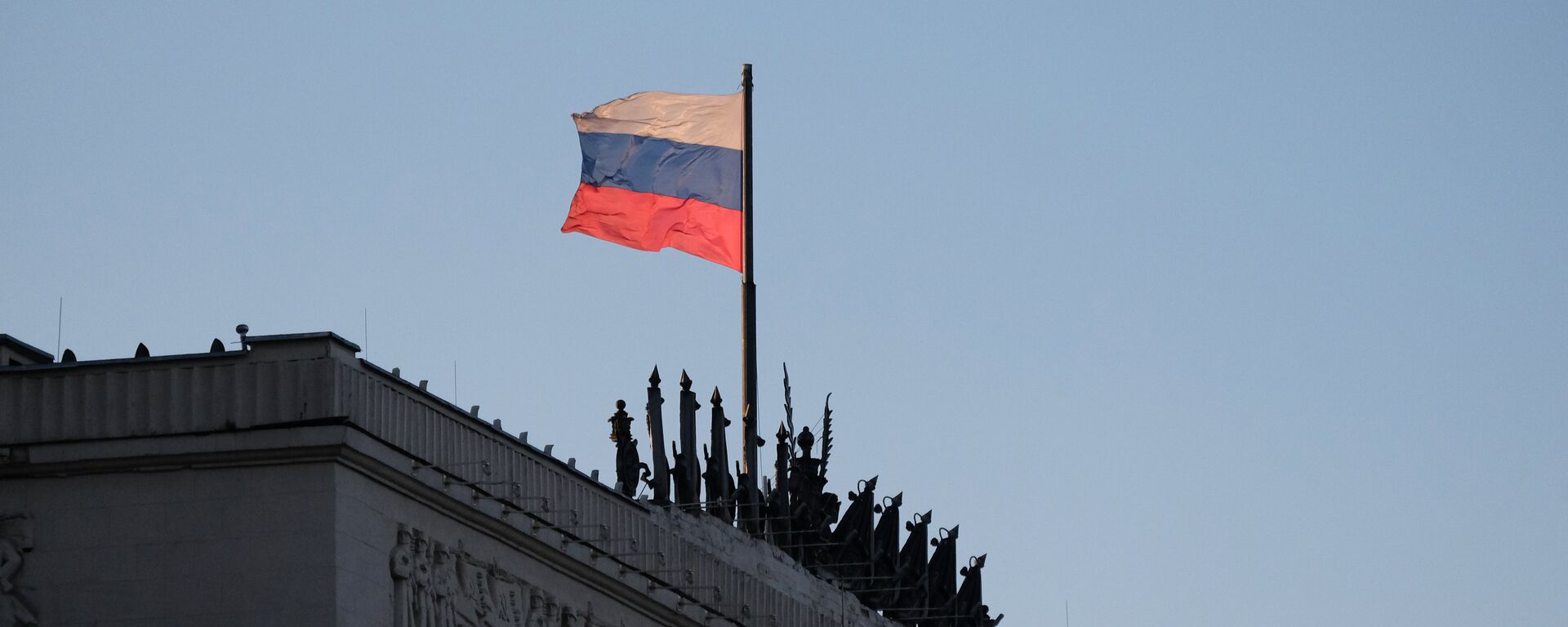 Флаг на здании министерства обороны РФ на Фрунзенской набережной в Москве - Sputnik Южная Осетия, 1920, 13.10.2023