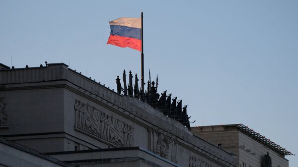 Флаг на здании министерства обороны РФ на Фрунзенской набережной в Москве - Sputnik Южная Осетия