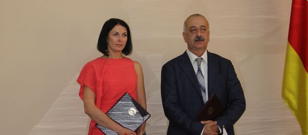 Главы ТПП ДНР и РЮО Валерия Булыга и Алан Алборты Главы ТПП ДНР и РЮО Валерия Булыга и Алан Алборты - Sputnik Южная Осетия