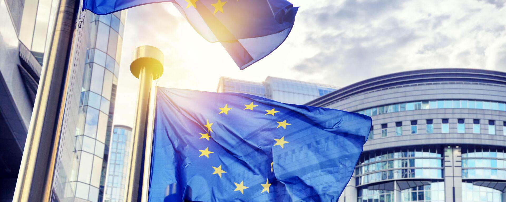 Флаги Евросоюза перед зданием Еврокомиссии в Брюсселе - Sputnik Южная Осетия, 1920, 18.06.2021