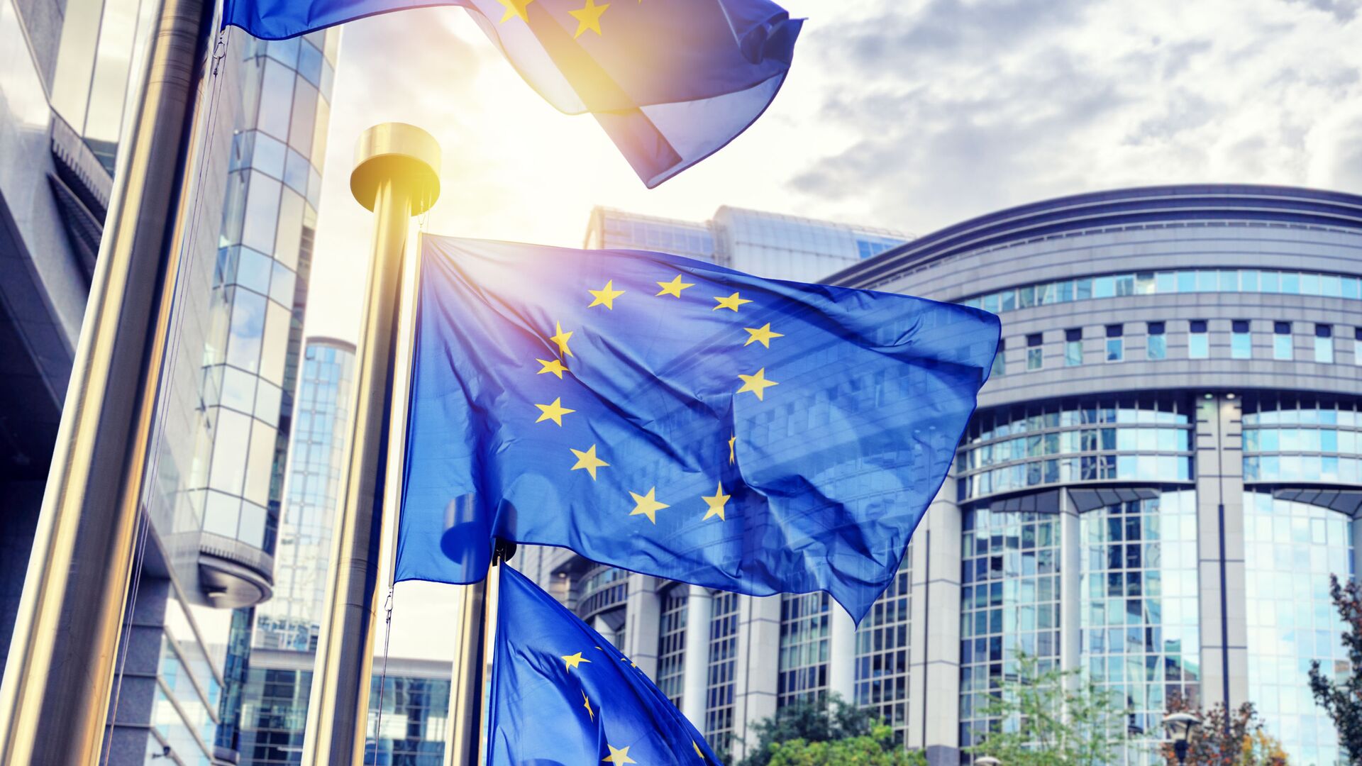 Флаги Евросоюза перед зданием Еврокомиссии в Брюсселе - Sputnik Южная Осетия, 1920, 05.05.2021