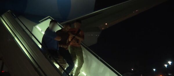 МВД показало, как приняли из самолета члена банды Шамиля Басаева МВД показало, как приняли из самолета члена банды Шамиля Басаева - Sputnik Южная Осетия