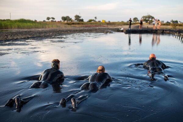Отдыхающие принимают грязевые ванны на Чокракском озере в Крыму - Sputnik Южная Осетия