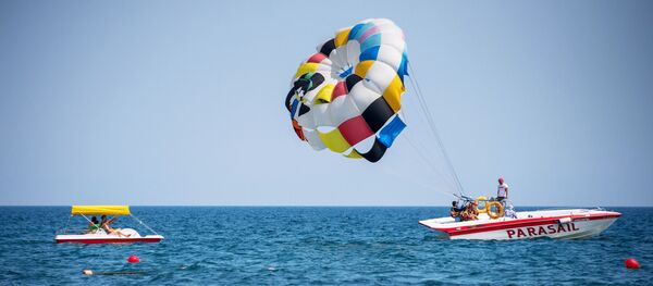 Отдыхающие купаются и катаются на парашюте в Судаке Отдыхающие купаются и катаются на парашюте в Судаке - Sputnik Южная Осетия