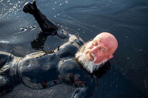 Отдыхающий принимает грязевые ванны на Чокракском озере в Крыму - Sputnik Южная Осетия
