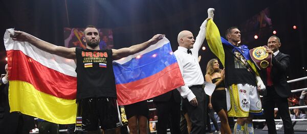 Мурат Гассиев и Александр Усик после финального боя Всемирной боксерской суперсерии (WBSS) - Sputnik Южная Осетия