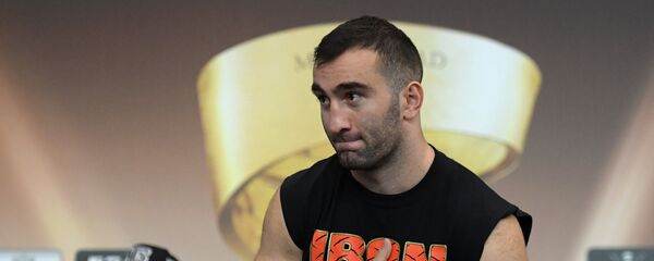 Боксер Мурат Гассиев (Россия) во время открытой тренировки участников финала Всемирной боксерской суперсерии в Москве. Боксер Мурат Гассиев (Россия) во время открытой тренировки участников финала Всемирной боксерской суперсерии в Москве. - Sputnik Хуссар Ирыстон