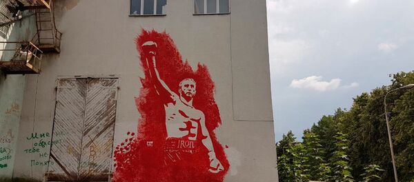 Граффити с изображением Мурата Гассиева появилось на здании Дворца Молодежи во Владикавказе Граффити с изображением Мурата Гассиева появилось на здании Дворца Молодежи во Владикавказе - Sputnik Южная Осетия