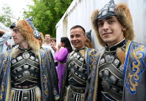 Молодые люди в национальных костюмах на фестивале Сабантуй-2018 - Sputnik Южная Осетия