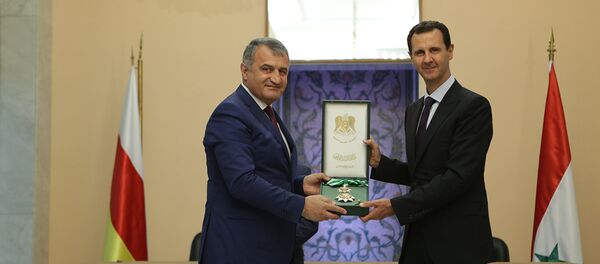 Бибилов наградил Асада высшей воинской наградой Южной Осетии Бибилов наградил Асада высшей воинской наградой Южной Осетии - Sputnik Южная Осетия