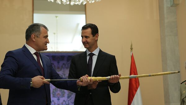 Президенты Южной Осетии и Сирии обменялись подарками - Sputnik Хуссар Ирыстон