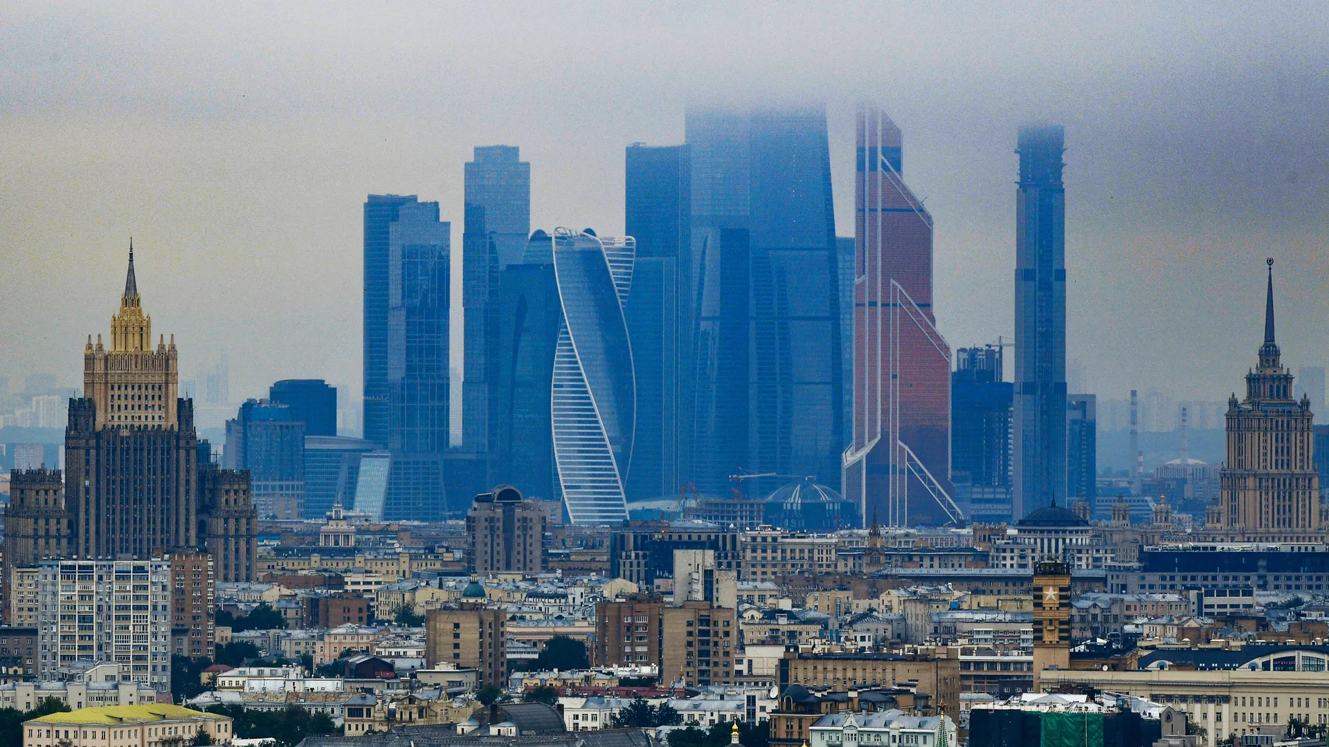 Небоскребы делового центра Москва-сити. Слева: высотное здание министерства иностранных дел РФ