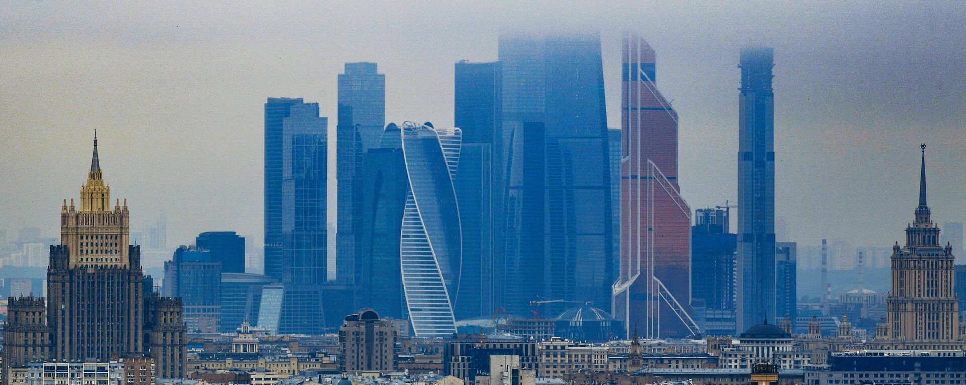 Небоскребы делового центра Москва-сити. Слева: высотное здание министерства иностранных дел РФ - Sputnik Южная Осетия, 1920, 03.02.2022