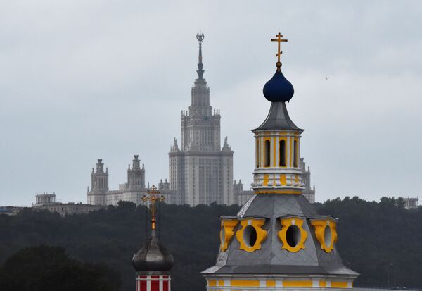 Высотное здание МГУ и  купола Андреевского мужского монастыря в Москве - Sputnik Южная Осетия