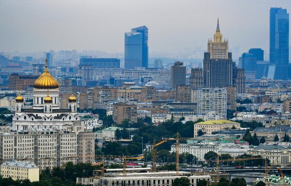 Храм Христа Спасителя (слева), высотное здание министерства иностранных дел РФ в Москве - Sputnik Южная Осетия