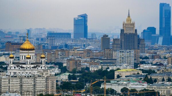 Храм Христа Спасителя (слева), высотное здание министерства иностранных дел РФ в Москве - Sputnik Южная Осетия