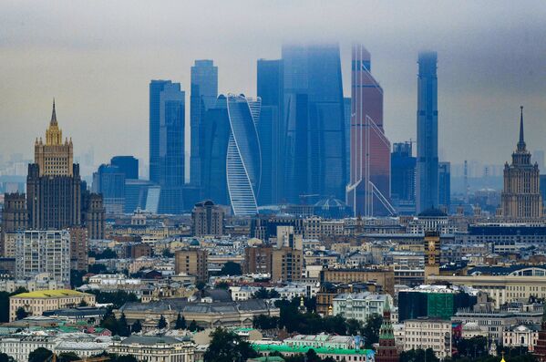Небоскребы делового центра Москва-сити. Слева: высотное здание министерства иностранных дел РФ - Sputnik Южная Осетия
