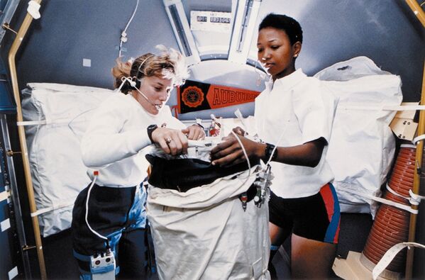 Астронавты Нэнси Дейвис и Мэй Джемисон на борту Индевора - Sputnik Южная Осетия