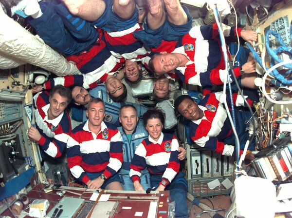 Члены экипажа российской космической станции Мир и американского шаттла Индевор, среди которых женщина-астронавт Бонни Джинн Данбар, на групповом фото после состыковки - Sputnik Южная Осетия
