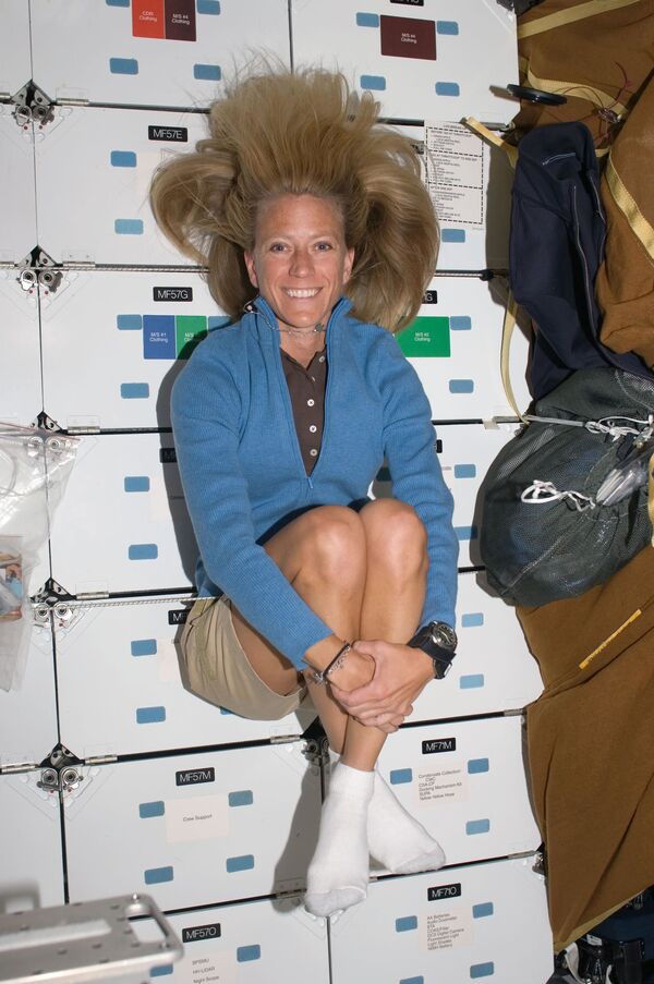Американская женщина-астронавт Карен Найберг на средней палубе во время стыковки с МКС - Sputnik Южная Осетия