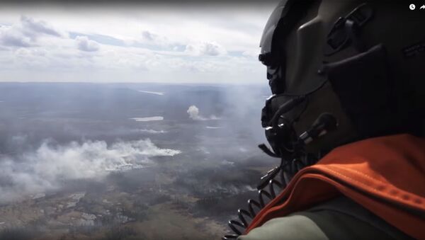 Шведские военные тушат пожар - Sputnik Южная Осетия