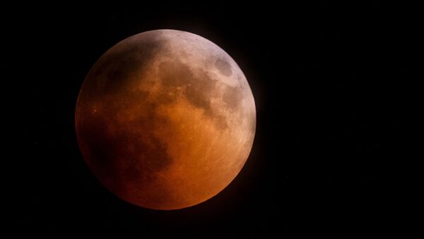 Луна во время затмения над горой Ай-Петри в Крыму - Sputnik Южная Осетия