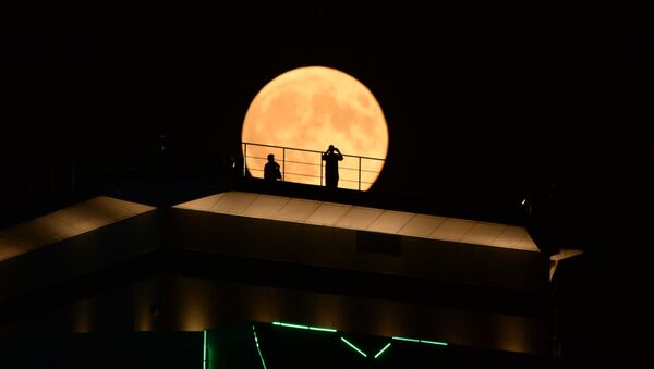 Луна во время затмения на фоне здания высотного комплекса Грозный сити в Грозном - Sputnik Южная Осетия