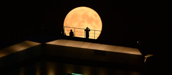Луна во время затмения на фоне здания высотного комплекса Грозный сити в Грозном Луна во время затмения на фоне здания высотного комплекса Грозный сити в Грозном - Sputnik Южная Осетия