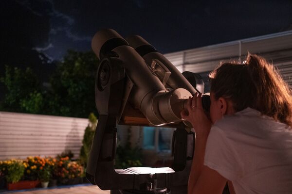 Девушка наблюдает за полным лунным затмением из обсерватории Кубанского Государственного университета - Sputnik Южная Осетия
