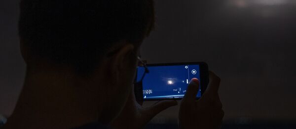 Мужчина снимает на телефон луну во время полного затмения из обсерватории Кубанского Государственного университета Мужчина снимает на телефон луну во время полного затмения из обсерватории Кубанского Государственного университета - Sputnik Южная Осетия