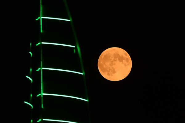 Луна во время затмения на фоне здания высотного комплекса Грозный сити в Грозном - Sputnik Южная Осетия