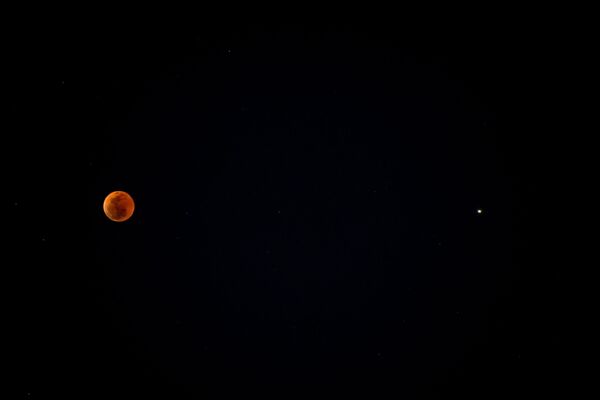 Луна во время затмения над Сочи - Sputnik Южная Осетия