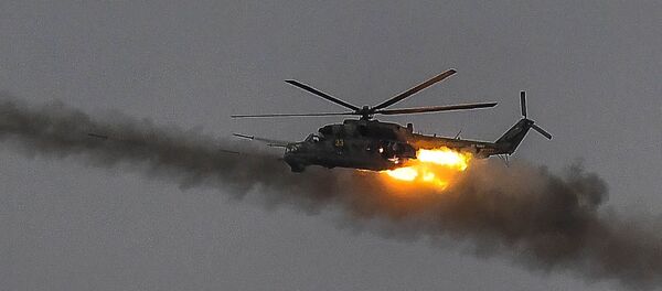 Вертолет Ми-24 во время тренировки военнослужащих Вертолет Ми-24 во время тренировки военнослужащих - Sputnik Южная Осетия