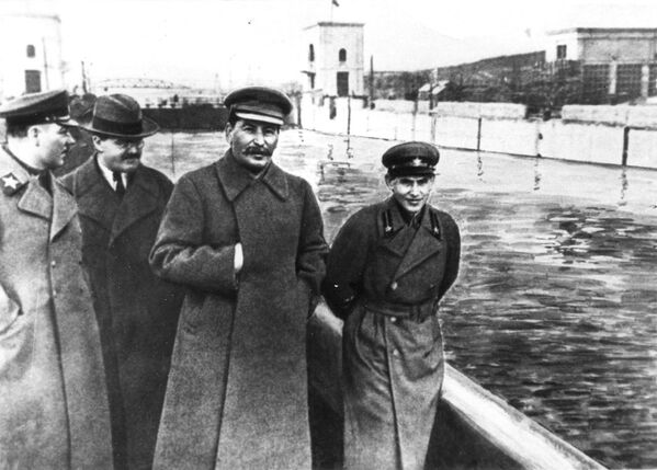 Сталин с главой НКВД Николаем Ежовым, который был расстрелян в 1940 году - Sputnik Южная Осетия