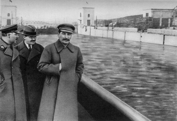 Фото, отредактированное после казни Николая Ежова советскими цензорам, где рядом со Сталиным вместо него появилось пустое место - Sputnik Южная Осетия