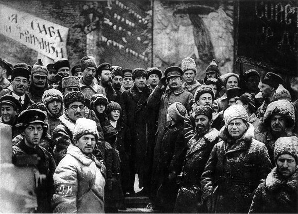 Владимир Ленин рядом с Львом Троцким на Красной площади во время демонстрации, 7 ноября 1919 года - Sputnik Южная Осетия