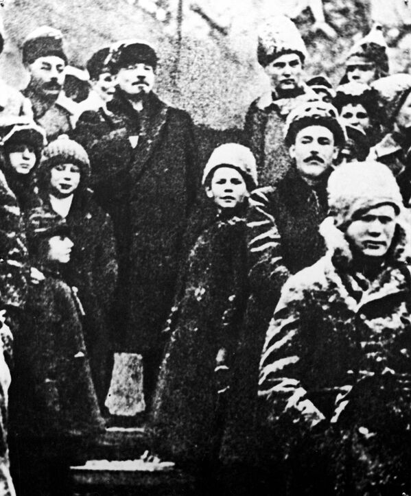 Владимир Ленин рядом с темным пятном на месте удаленного изображения Льва Троцкого на Красной площади во время демонстрации, 7 ноября 1919 года - Sputnik Южная Осетия