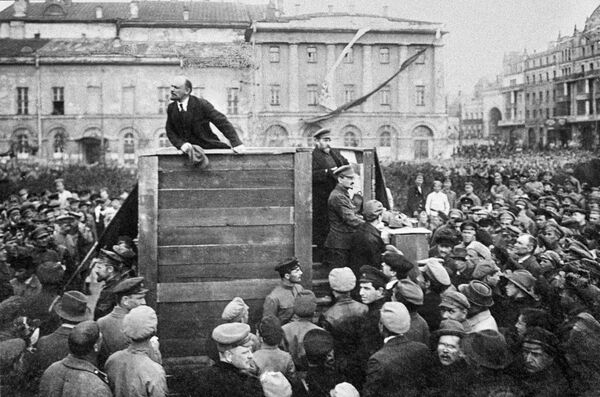 Владимир Ильич Ленин выступает с речью на площади Свердлова перед войсками, отправляющимися на фронт против белополяков - Sputnik Южная Осетия