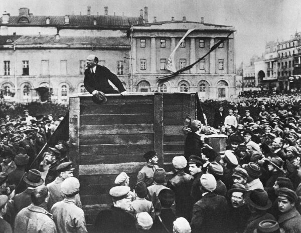 Владимир Ильич Ленин выступает с речью на площади Свердлова перед войсками (Лев Троцкий, стоявший на ступенях, удален со снимка) - Sputnik Южная Осетия
