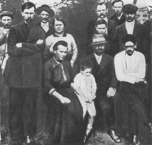 Темное пятно на месте удаленного Льва Каменева со снимка группы большевиков во время ссылки в Туруханском крае, 1915 - Sputnik Южная Осетия
