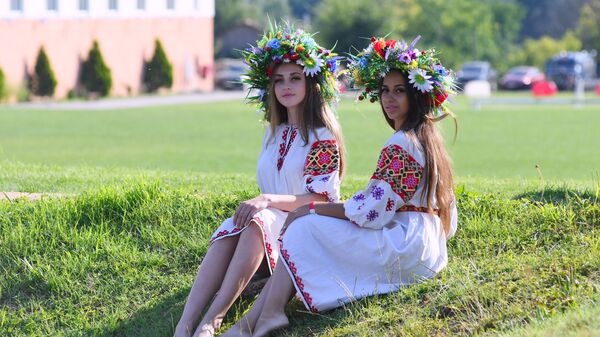 Девушки во время праздника Ивана Купалы в поселке Куйбышево Бахчисарайского района - Sputnik Южная Осетия