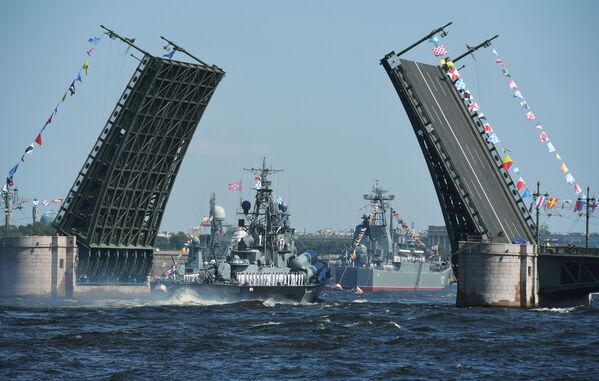 Корабли проходят под разведенным Дворцовым мостом на главном военно-морском параде в Санкт-Петербурге в честь Дня Военно-Морского Флота России - Sputnik Южная Осетия