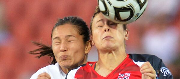 Игрок сборной Мексики Monsiais Monica (слева) и игрок сборной Великобритании Rose Jemma Helen в финальном матче женского турнира по футболу - Sputnik Южная Осетия