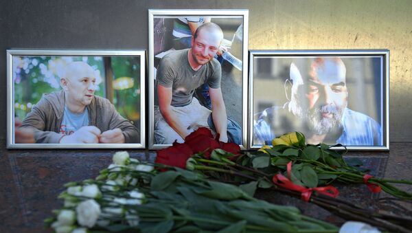 Цветы у Дома журналиста в память о троих убитых в Центральноафриканской Республике журналистах - Sputnik Южная Осетия