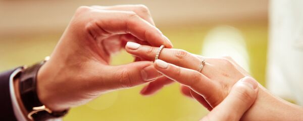 Молодожены надевают обручальные кольца - Sputnik Южная Осетия