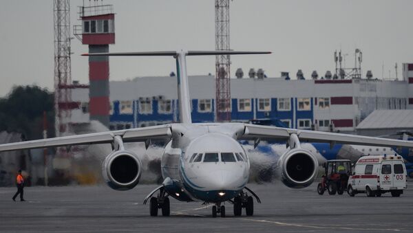 Самолет Ан-148 авиакомпании Ангара на перроне в международном аэропорту Толмачёво в Новосибирске - Sputnik Южная Осетия