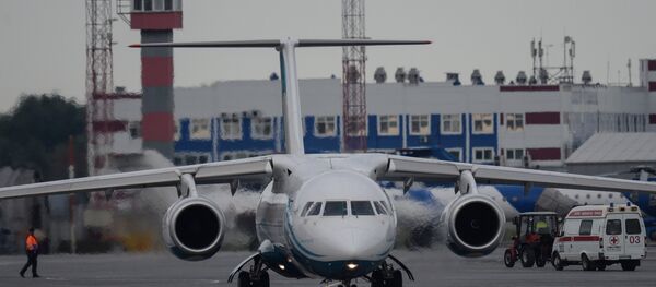 Самолет Ан-148 авиакомпании Ангара на перроне в международном аэропорту Толмачёво в Новосибирске Самолет Ан-148 авиакомпании Ангара на перроне в международном аэропорту Толмачёво в Новосибирске - Sputnik Южная Осетия