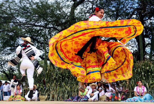 Танцовщица выступает на городской площади в рамках праздника Guelaguetza в Мексике - Sputnik Южная Осетия