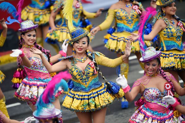 Танцоры на параде в честь Дня независимости в Лиме, Перу - Sputnik Южная Осетия